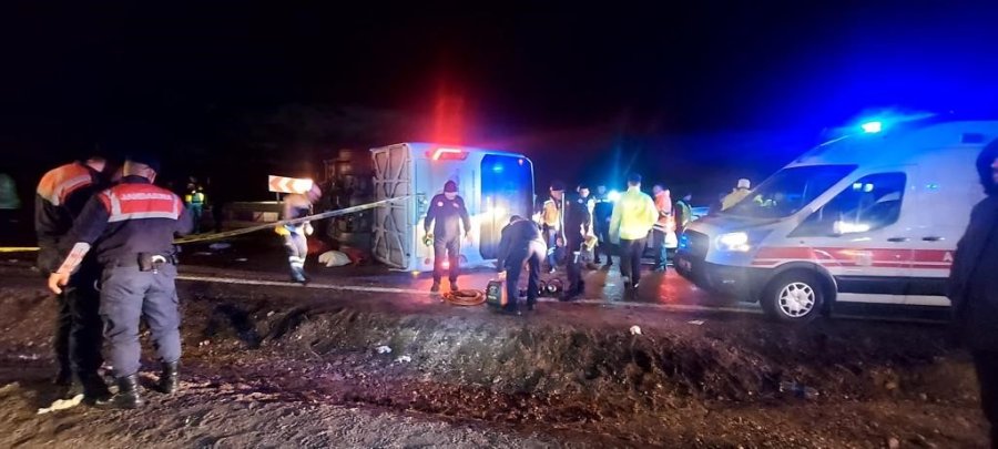 Deprem Bölgesinden Dönen Belediye Personellerini Taşıyan Otobüs Devrildi: 3 Ölü, 14 Yaralı