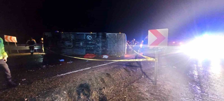 Deprem Bölgesinden Dönen Belediye Personellerini Taşıyan Otobüs Devrildi: 3 Ölü, 14 Yaralı