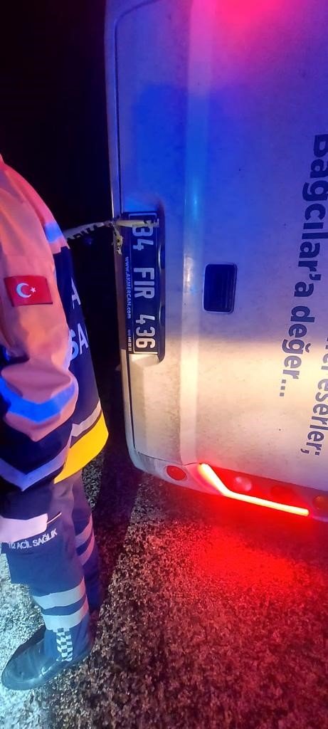 Deprem Bölgesinden Dönen Belediye Personellerini Taşıyan Otobüs Devrildi: 3 Ölü, 14 Yaralı