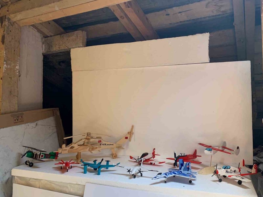 Tavan Arasında Meyve Kasalarından Türk Uçak Filosunun Maketini Kurdu