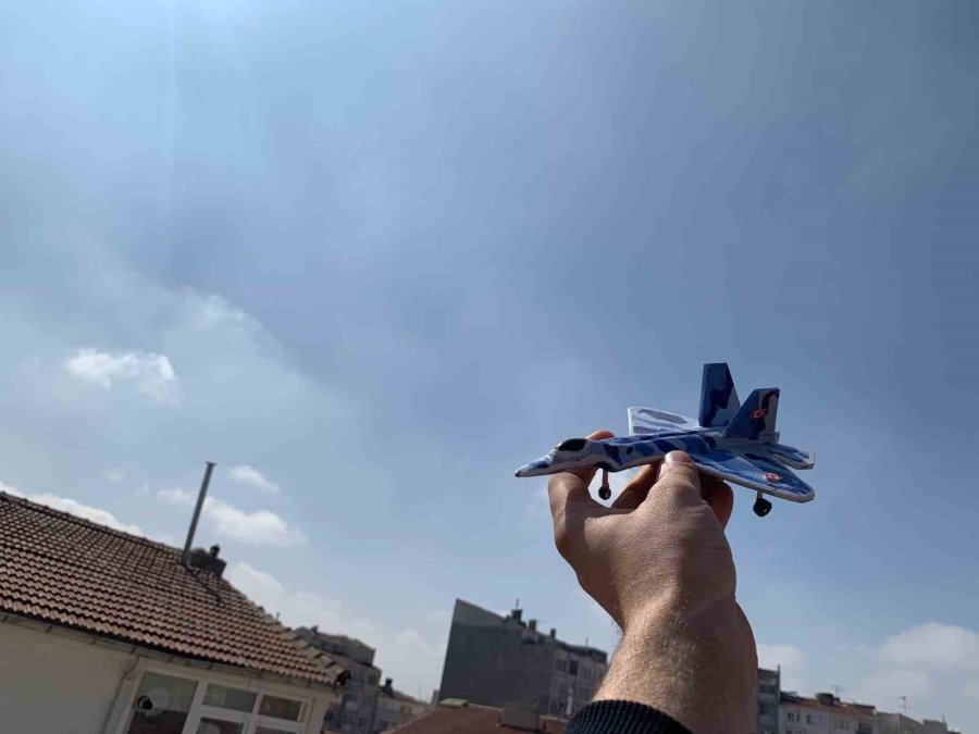 Tavan Arasında Meyve Kasalarından Türk Uçak Filosunun Maketini Kurdu