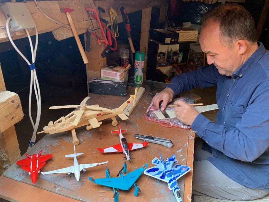 Tavan Arasında Meyve Kasalarından Türk Uçak Filosunun Maketini Kurdu