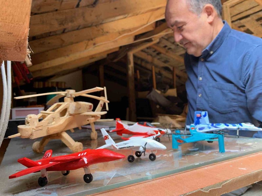 Tavan Arasında Meyve Kasalarından Türk Uçak Filosunun Maketini Kurdu