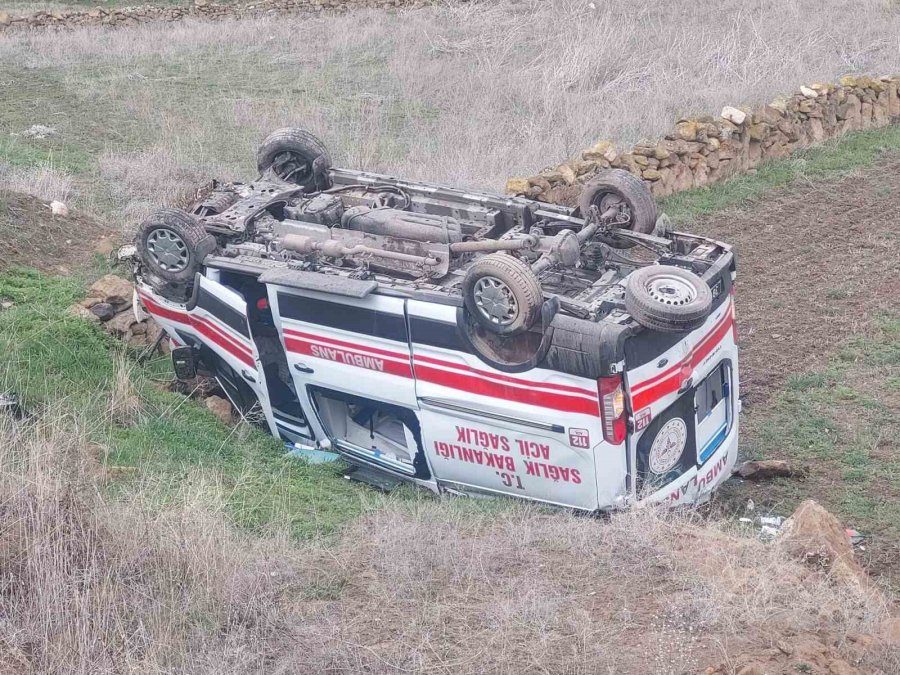 Kayseri’de Ambulans Takla Attı: 3 Yaralı