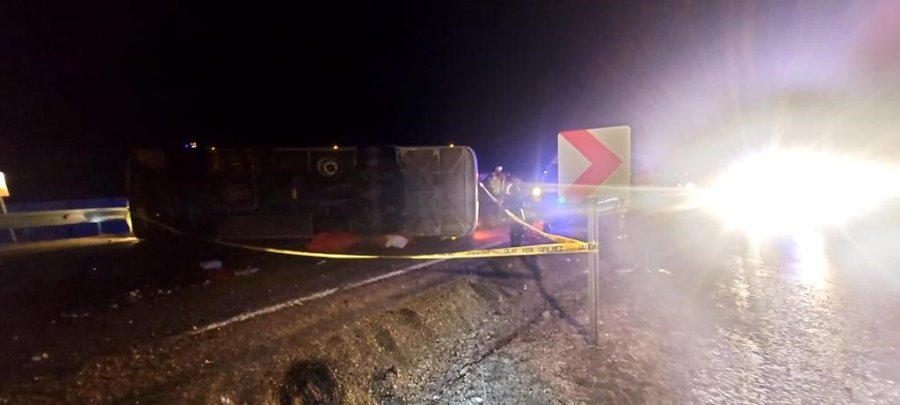 Deprem Bölgesinden Dönen Belediye Personellerini Taşıyan Otobüs Devrildi: Ölü Ve Yaralılar Var