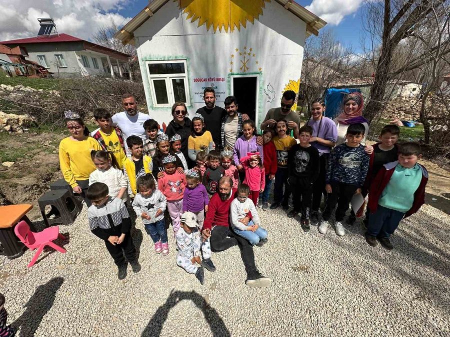 Depremzede Çocukların Yüzünü Güldürdüler