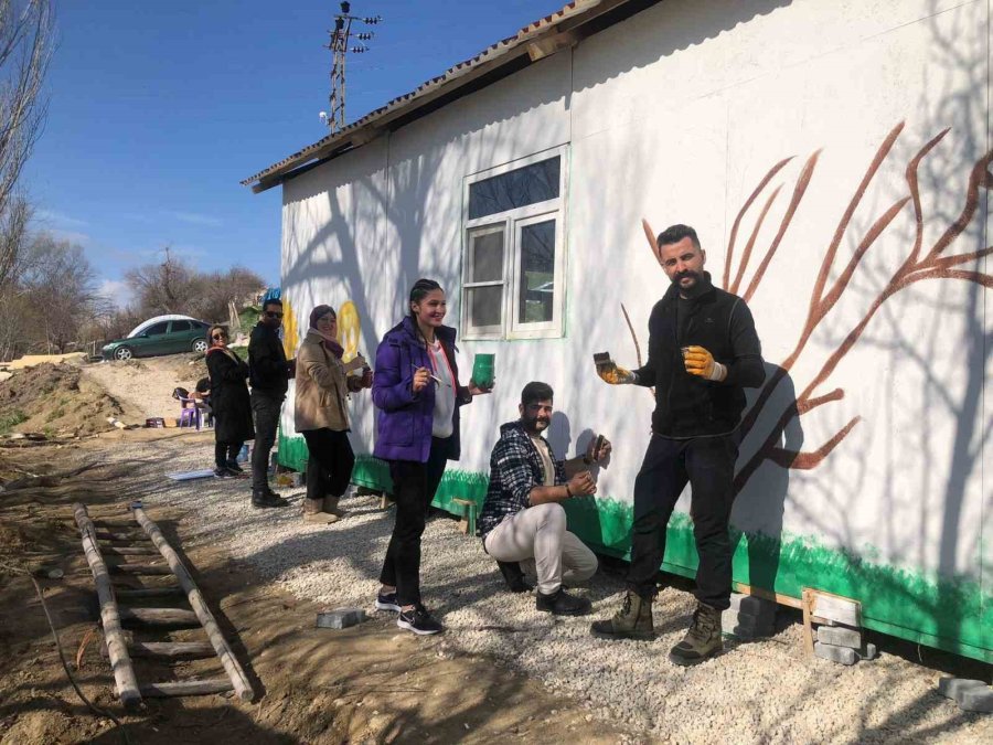Depremzede Çocukların Yüzünü Güldürdüler