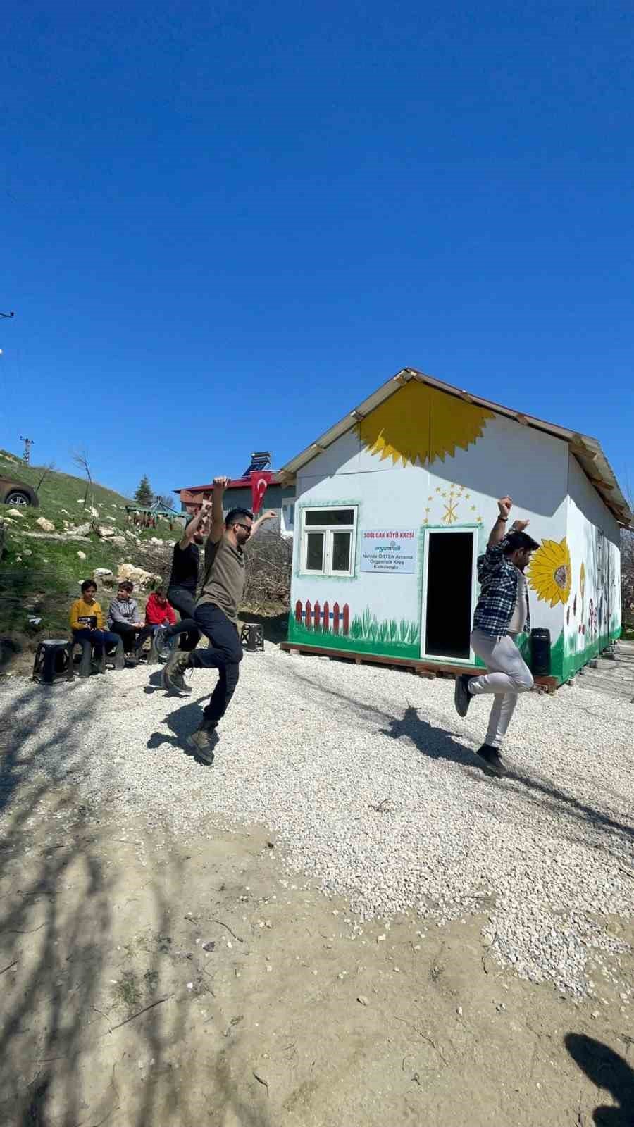 Depremzede Çocukların Yüzünü Güldürdüler