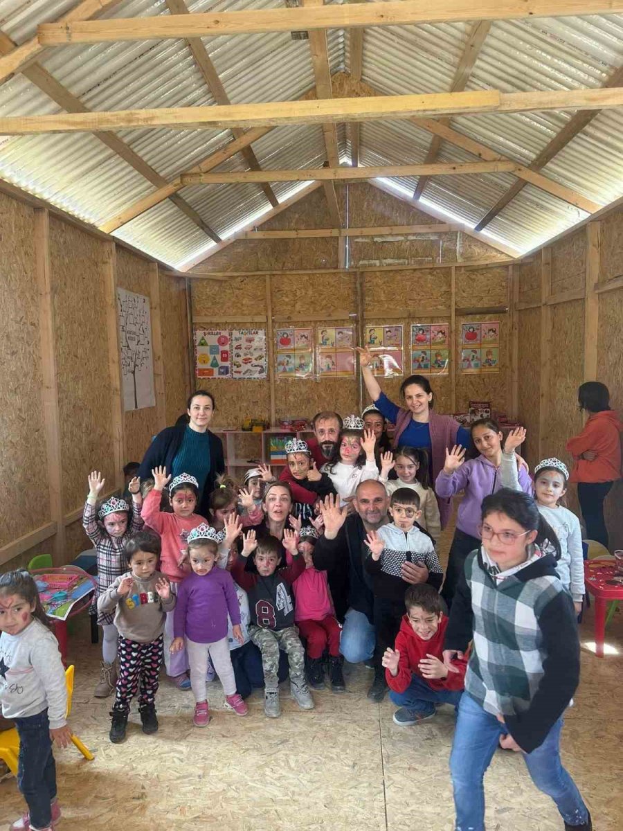 Depremzede Çocukların Yüzünü Güldürdüler