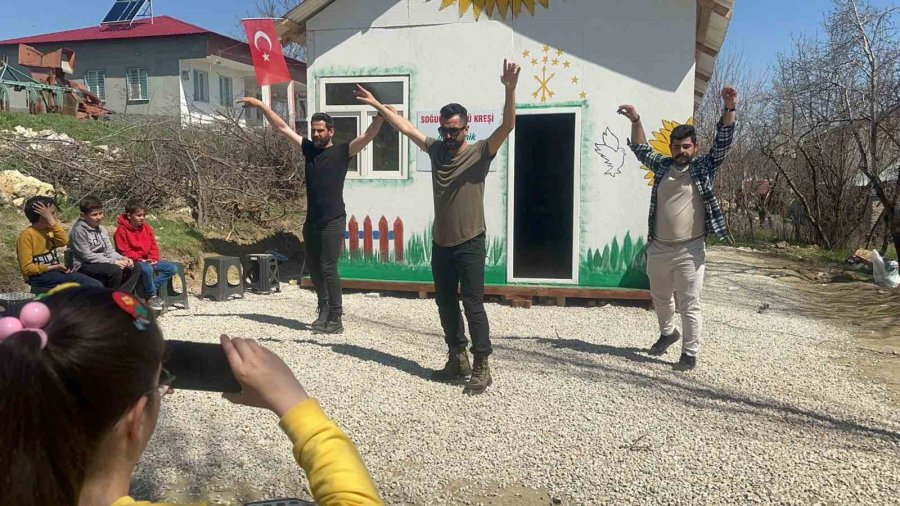 Depremzede Çocukların Yüzünü Güldürdüler