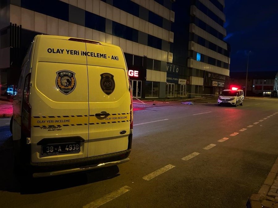 Kayseri’de 14. Kattan Düşen Şahıs Hayatını Kaybetti