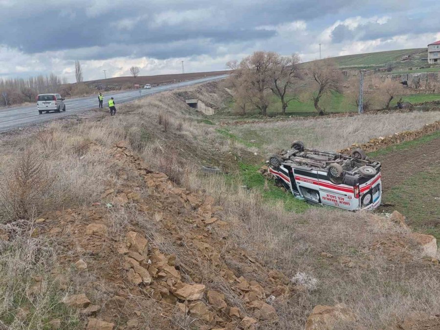 Kayseri’de Ambulans Takla Attı: 3 Yaralı