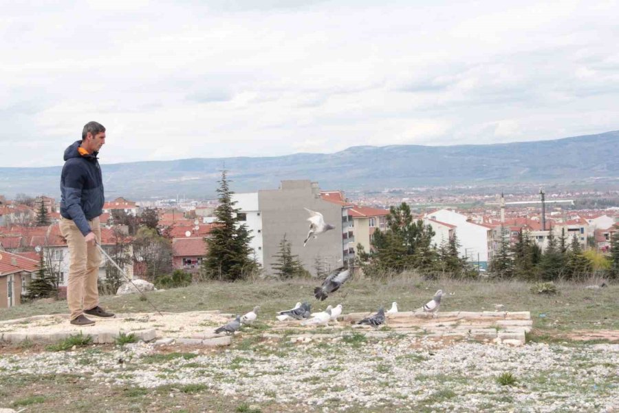 Sadece İftar Yapmak İçin Güvercinlerinin Yanından Ayrılıyor
