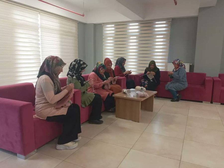 Büyükşehir’in "çocuklarımıza İyilik Örün" Kampanyası İle 4 Bin Yumak İp, İyiliğe Dönüştü