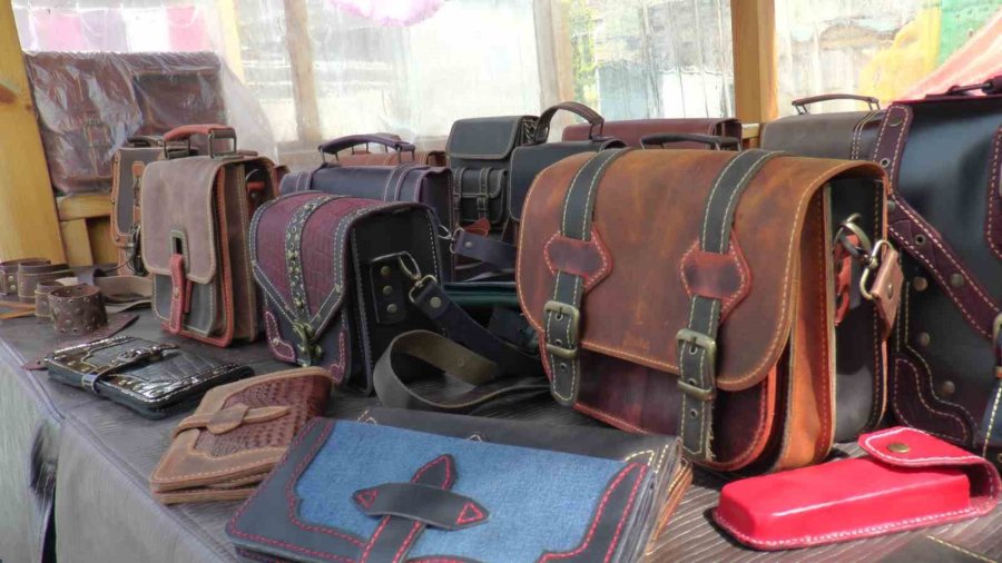 Hobi Olarak Ürettiği Deri Çantalar Yoğun İlgi Görüyor