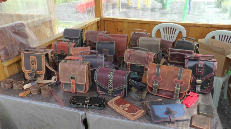 Hobi Olarak Ürettiği Deri Çantalar Yoğun İlgi Görüyor