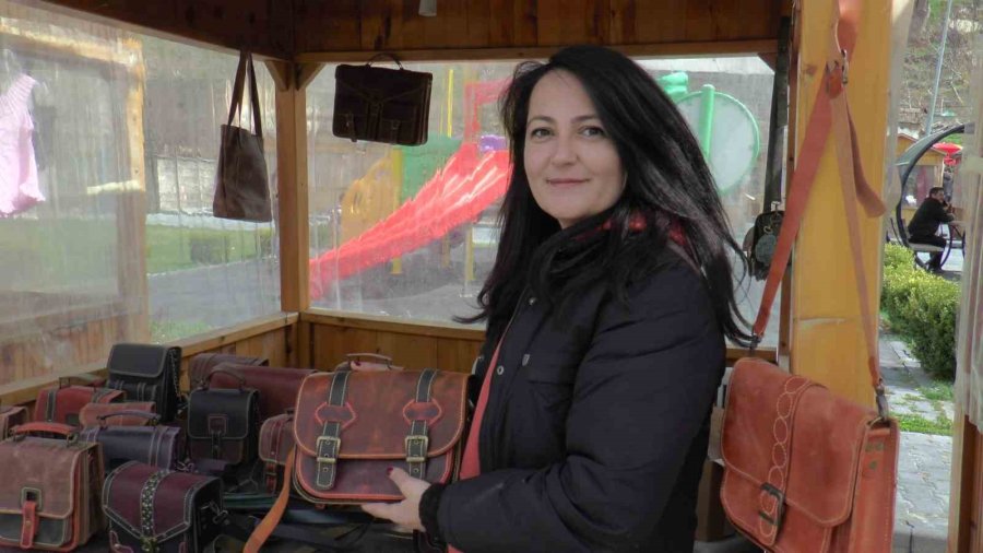 Hobi Olarak Ürettiği Deri Çantalar Yoğun İlgi Görüyor