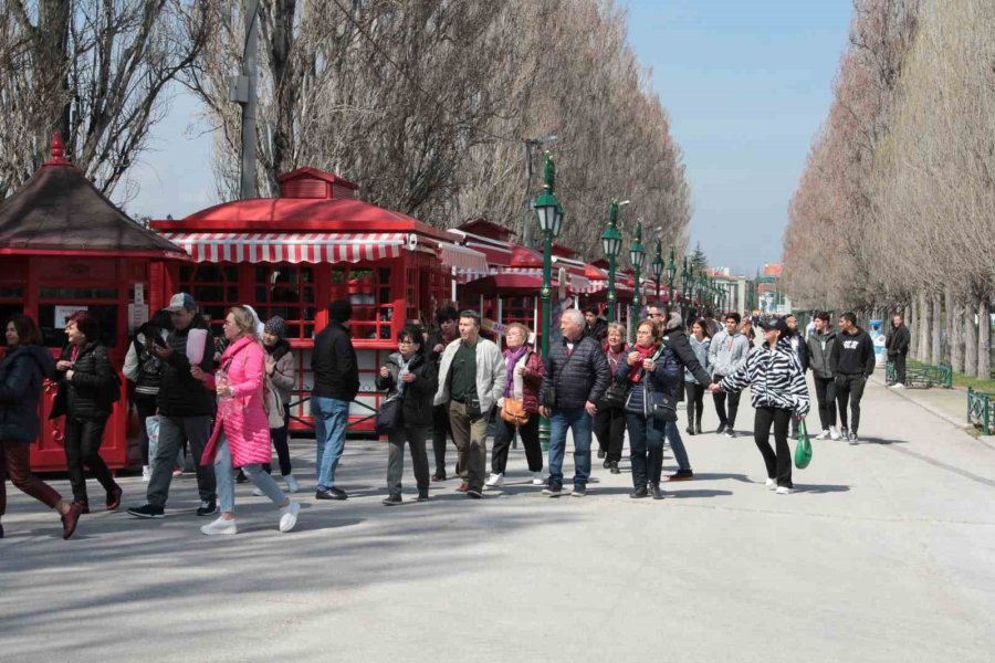 Güneşli Hava Parkları Doldurdu