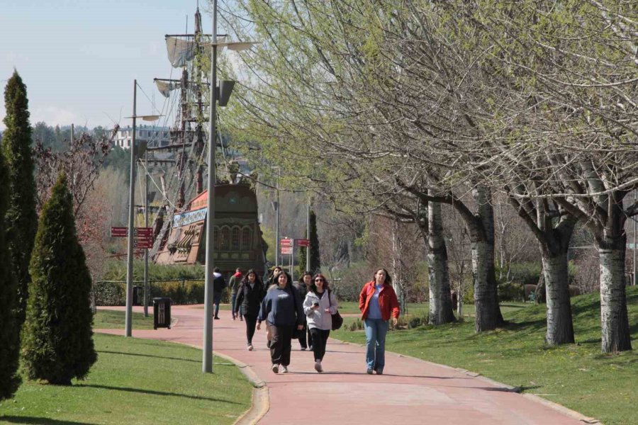 Güneşli Hava Parkları Doldurdu