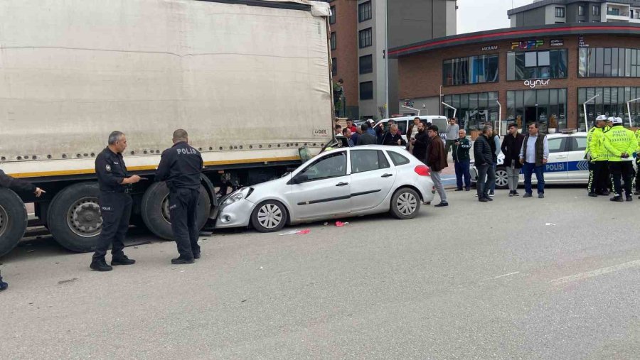 Konya’da Otomobil Park Halindeki Tıra Çarptı: 1 Ölü, 3 Yaralı