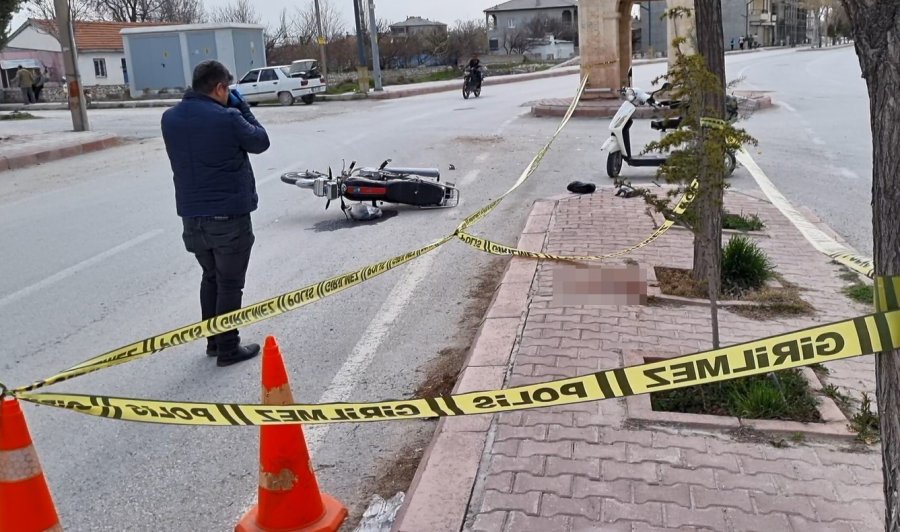 Otomobil Motosiklete Çarptı: 1 Ölü