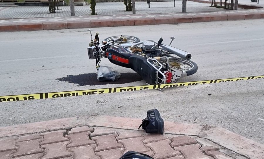 Otomobil Motosiklete Çarptı: 1 Ölü