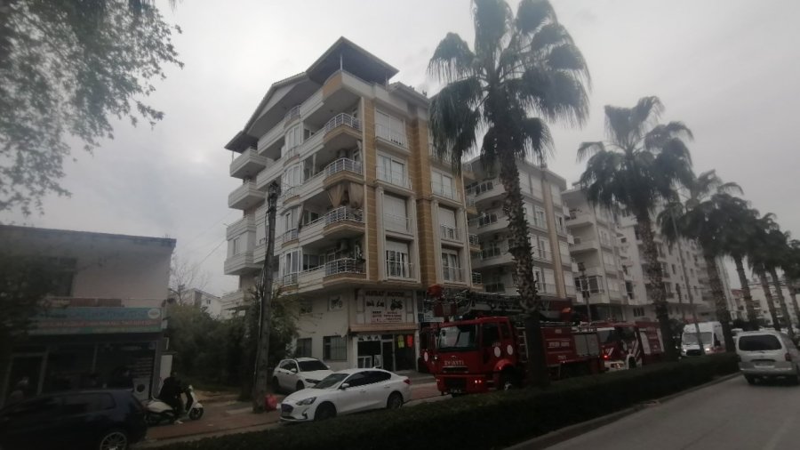 Antalya’da 5 Katlı Binada Yangın Paniği
