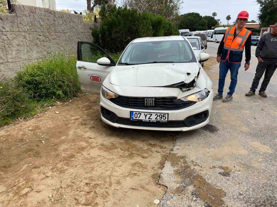Devrilen İş Makinesinin Kepçesi Otomobilin Kaputunun Üzerine Düştü
