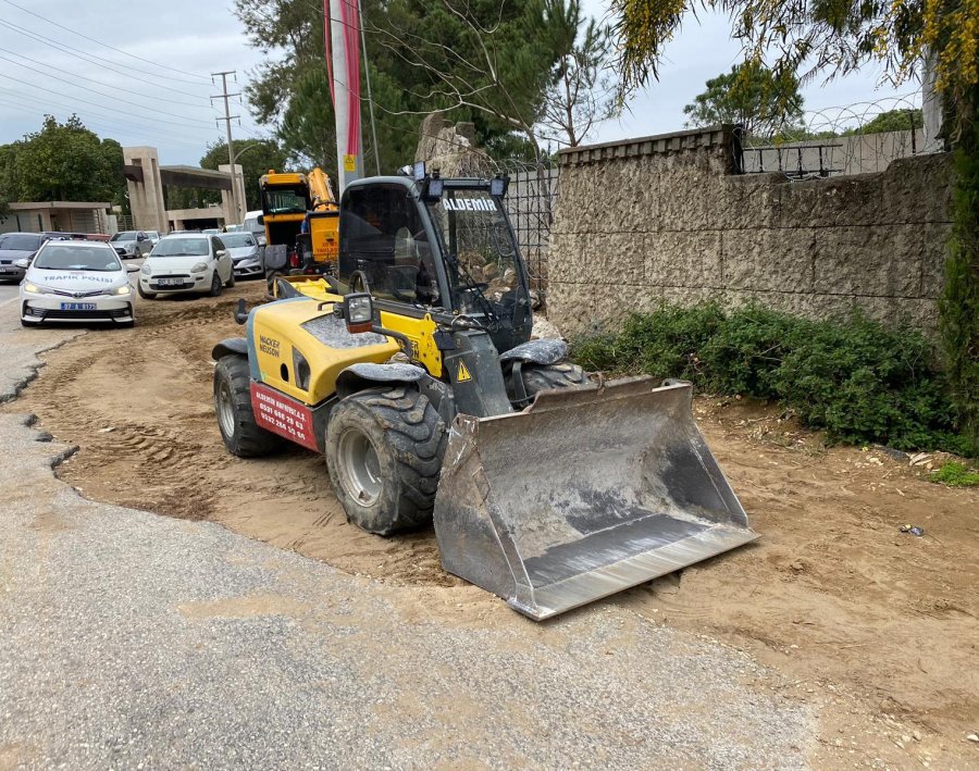 Devrilen İş Makinesinin Kepçesi Otomobilin Kaputunun Üzerine Düştü