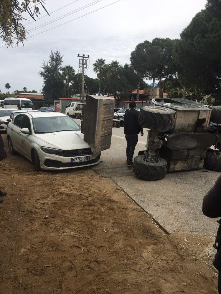 Devrilen İş Makinesinin Kepçesi Otomobilin Kaputunun Üzerine Düştü