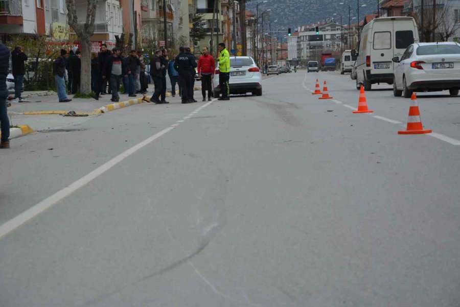 Otomobil İle Elektrikli Motosiklet Çarpıştı: 1 Ölü