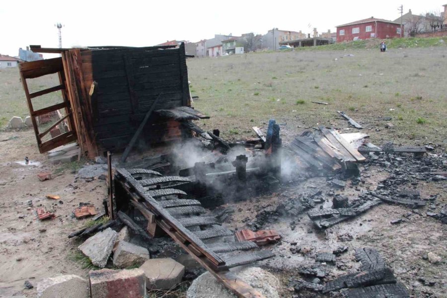 Yangın Çıkan Güvercin Kulübesi Küle Döndü
