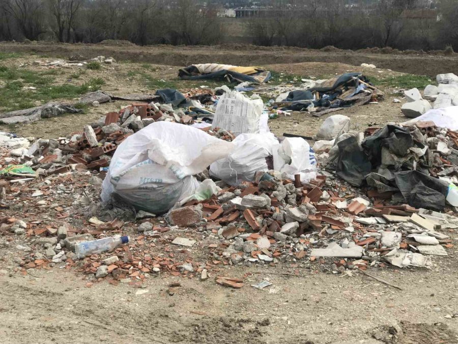 Yol Kenarına Bırakılan Molozlar Çevre Kirliğine Sebep Oldu
