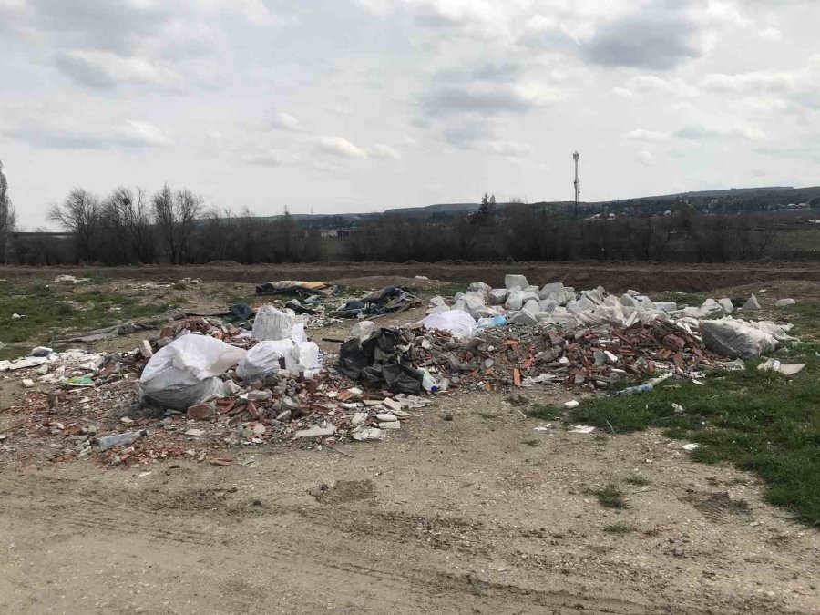 Yol Kenarına Bırakılan Molozlar Çevre Kirliğine Sebep Oldu