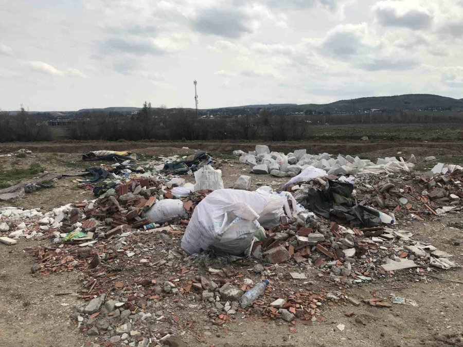 Yol Kenarına Bırakılan Molozlar Çevre Kirliğine Sebep Oldu