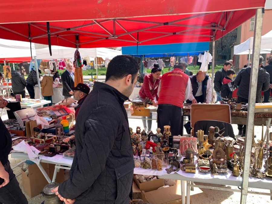 Sıcak Havayı Fırsat Bilen Vatandaşlar Antika Pazarına Akın Etti