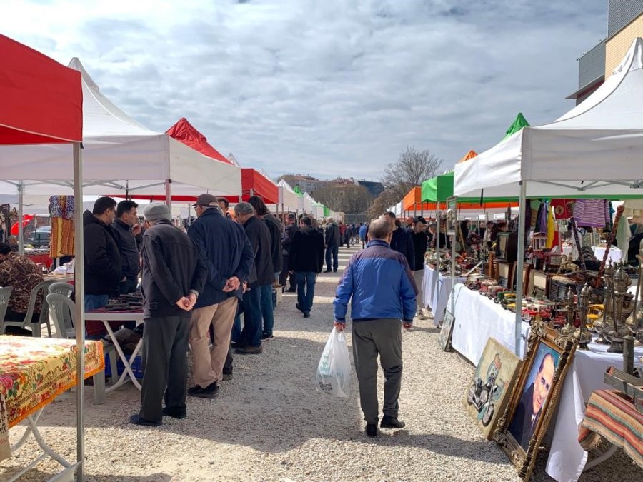 Sıcak Havayı Fırsat Bilen Vatandaşlar Antika Pazarına Akın Etti