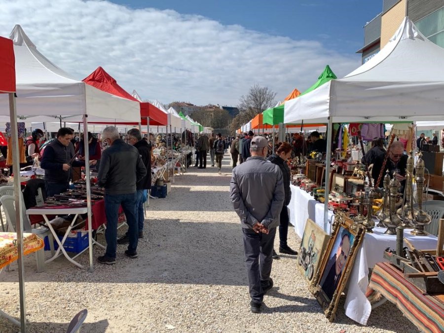 Sıcak Havayı Fırsat Bilen Vatandaşlar Antika Pazarına Akın Etti