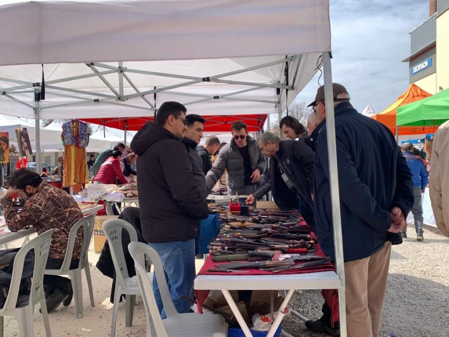 Sıcak Havayı Fırsat Bilen Vatandaşlar Antika Pazarına Akın Etti