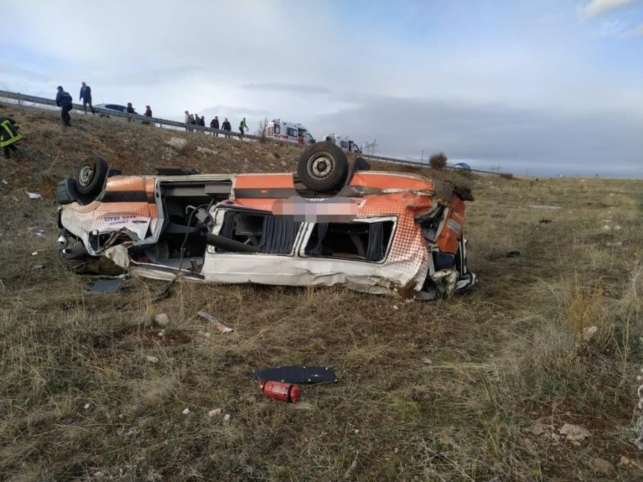 Cenaze Taşıyan Nakil Aracı Devrildi: 2 Ölü, 3 Yaralı