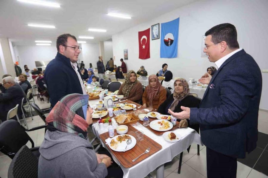 Tütüncü, Depremzedelerle İftar Yemeğinde Buluştu