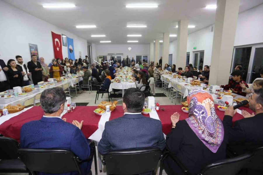 Tütüncü, Depremzedelerle İftar Yemeğinde Buluştu