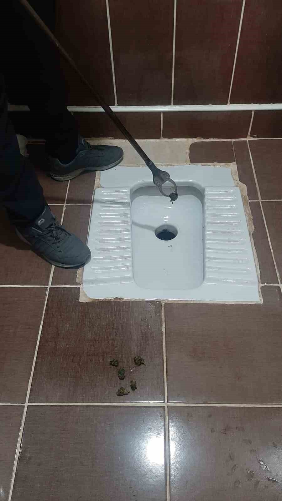 Tuvaletin Gider Borusundan Uyuşturucu Çıktı