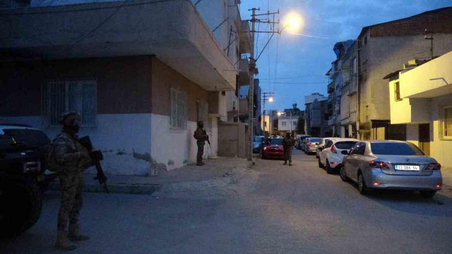 Mersin’de 77 Adrese Şafak Vakti Kökünü Kurutma Operasyonu