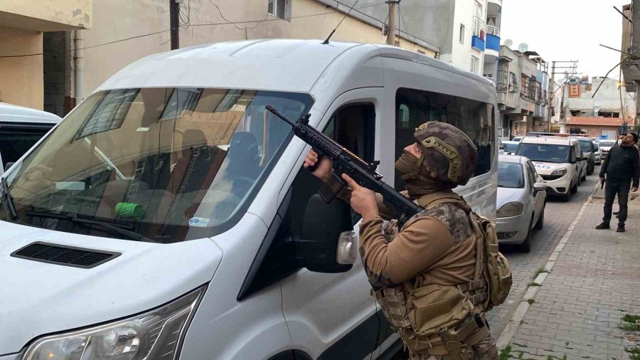 Mersin’de 77 Adrese Şafak Vakti Kökünü Kurutma Operasyonu