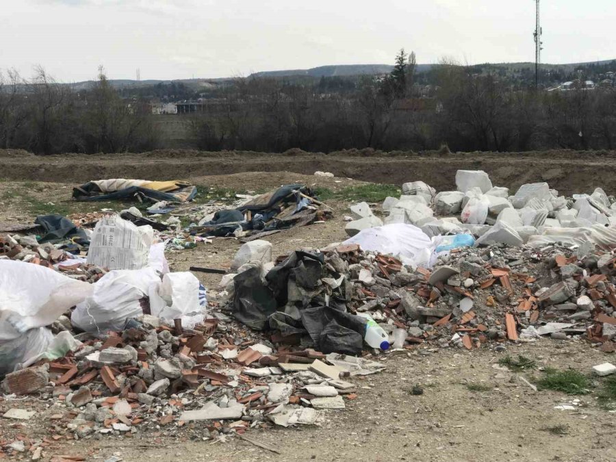 Yol Kenarına Bırakılan Molozlar Çevre Kirliğine Sebep Oldu