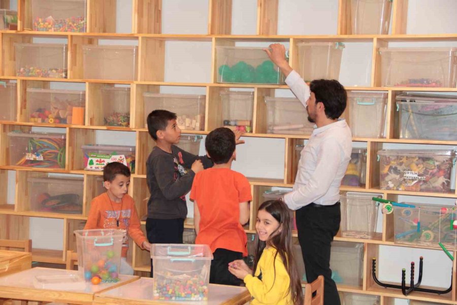 Tüdam’da Eğlenerek Öğrenen Depremzede Çocuklar Farklı Atölyelerde Eğitim Alıyor