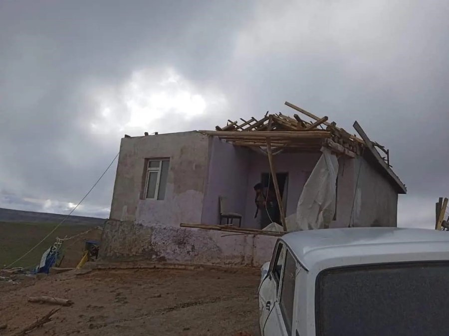 Aksaray’da Fırtına Ve Hortum Yıktı Geçti