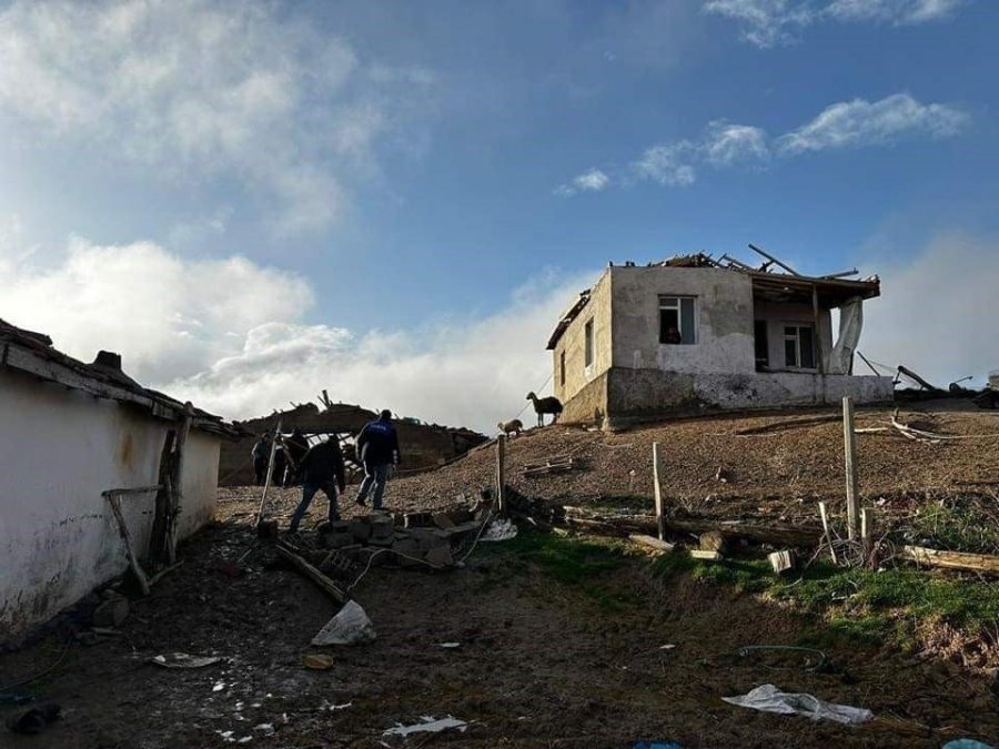 Aksaray’da Fırtına Ve Hortum Yıktı Geçti