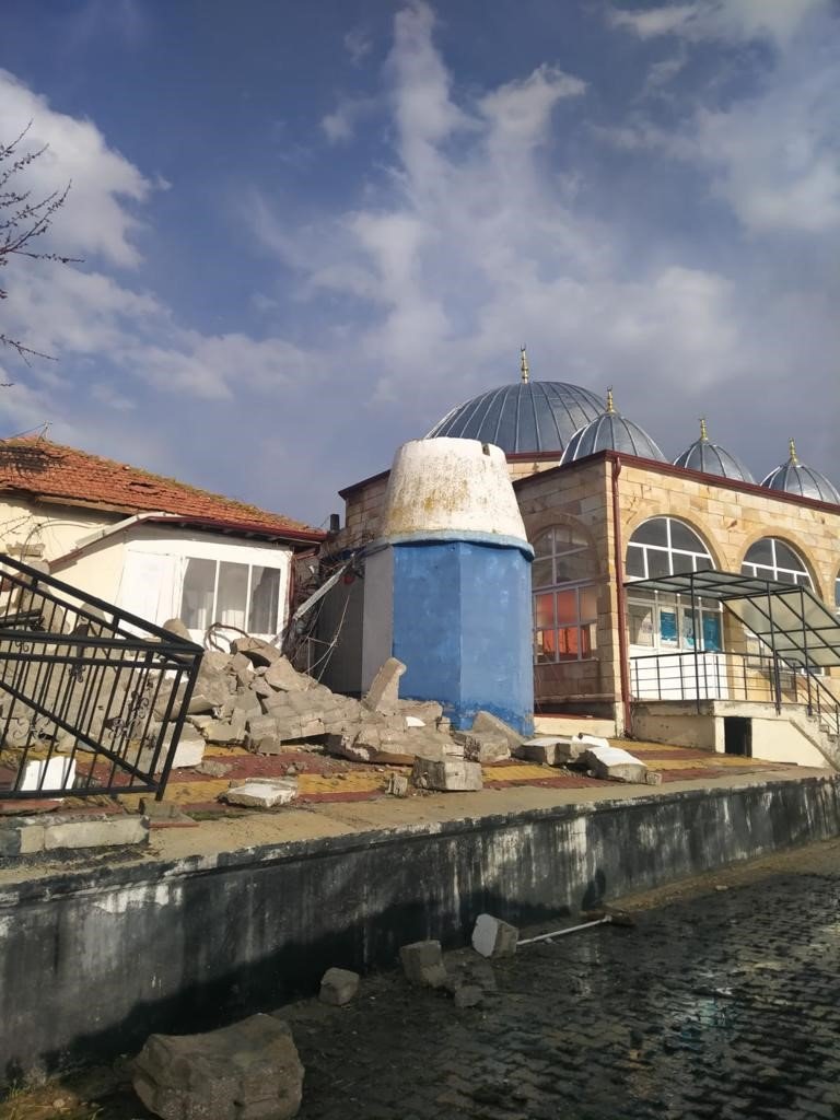 Aksaray’da Fırtına Ve Hortum Yıktı Geçti